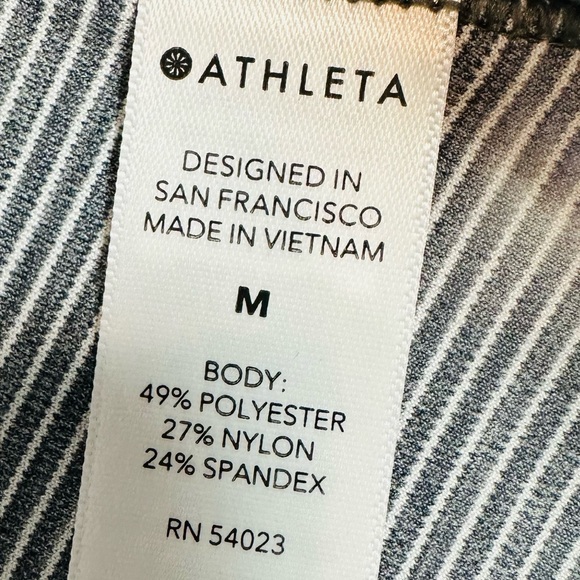 Athleta Salutation Stash Pocket II Textured Capri Leggings Size Medium - Picture 9 of 9